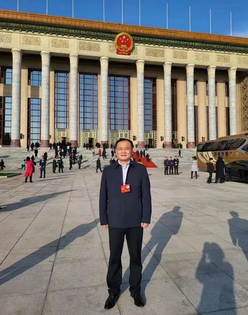 全國(guó)政協(xié)委員,山東華信工貿(mào)集團(tuán) 山東外國(guó)語(yǔ)職業(yè)技術(shù)大學(xué)董事長(zhǎng)拜文匯啟程赴京