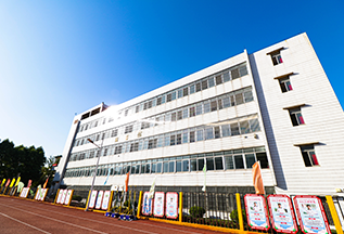 工貿(mào)職校校長(zhǎng) 彭欣